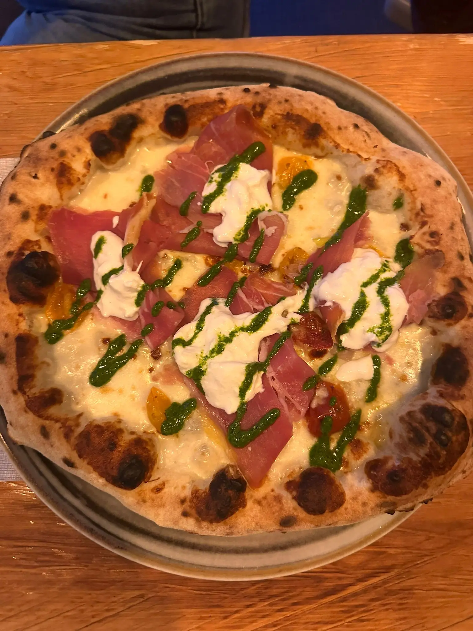 Pizza mit Rohschinken und Pesto
