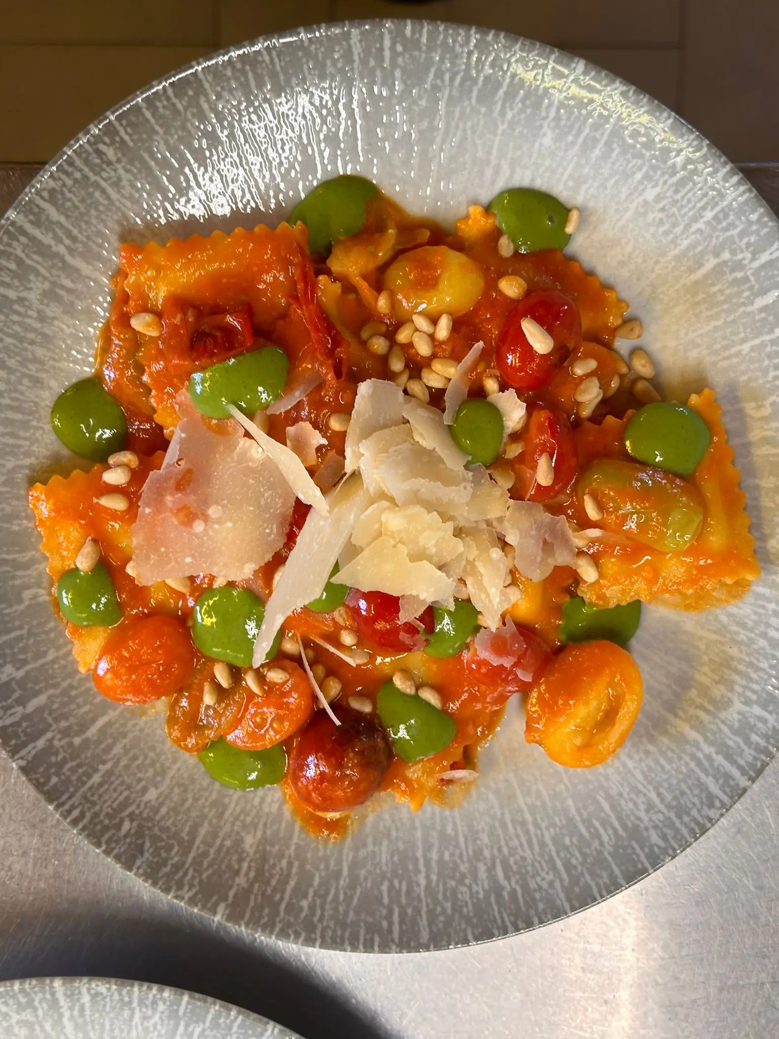 Hausgemachte Pasta mit Tomaten und Pinienkernen