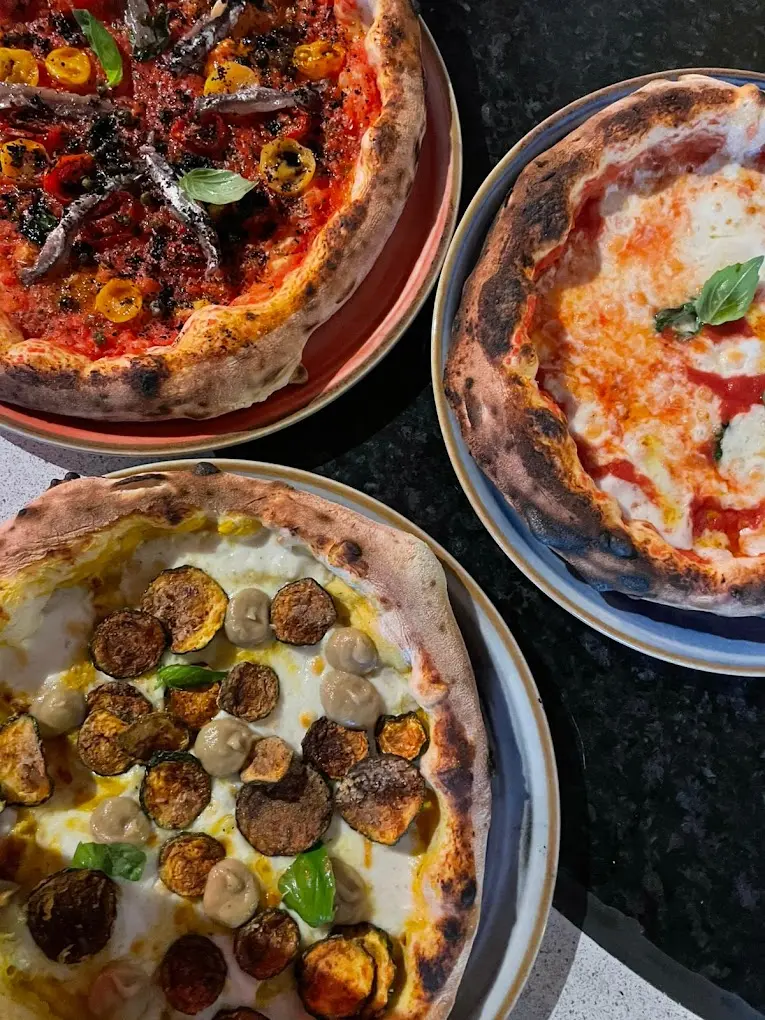 Verschiedene Pizzen bei Mamà