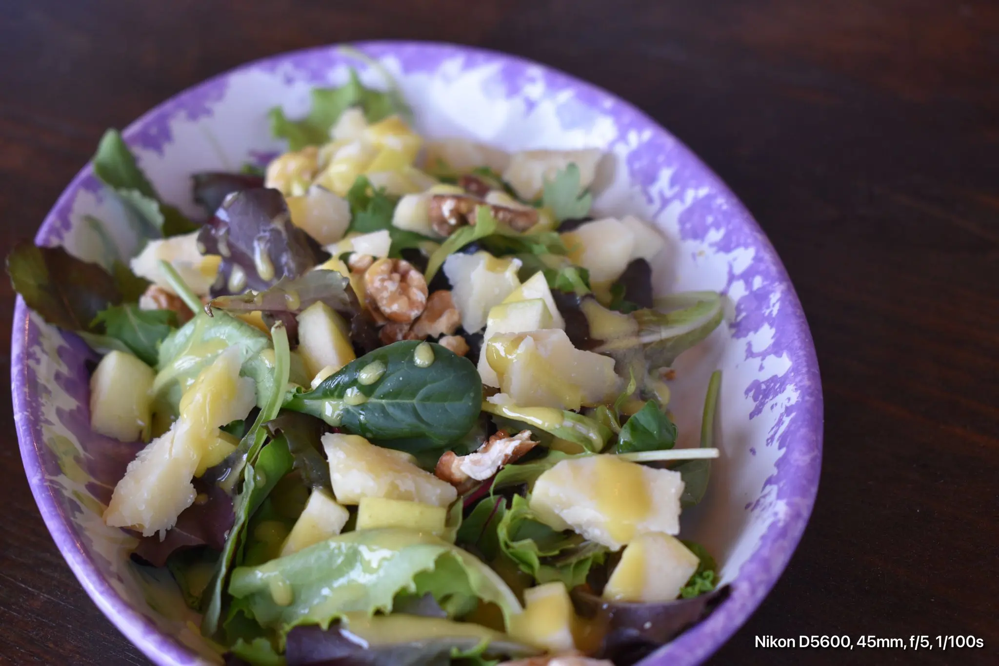Salat mit Käse und Nüssen bei Mamà